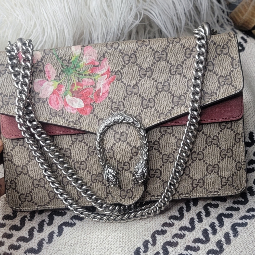 Beautiful pre-owned authentic Gucci shoulder bag.